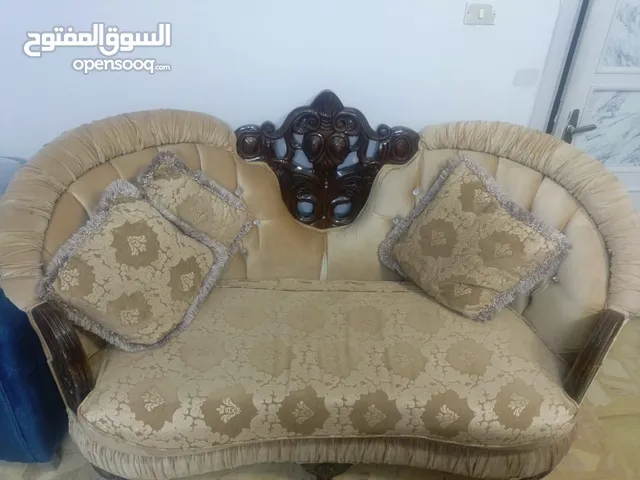 طقم كنب بحاله جيده للبيع بسعر مناسب