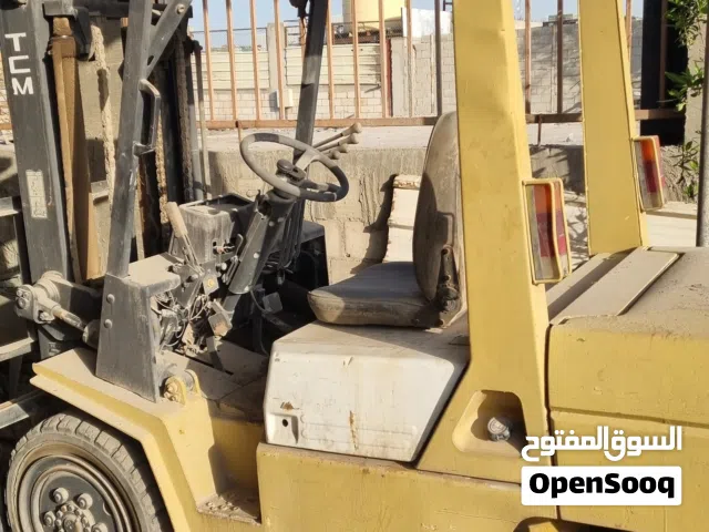Forklift TCM 3 Ton. Engine Isuzu C240, 2008, Running very good. One jack needs oil seals changed.