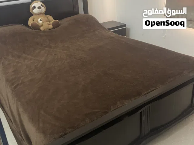 غرفة نوم كاملة مع الفراش و السجاد