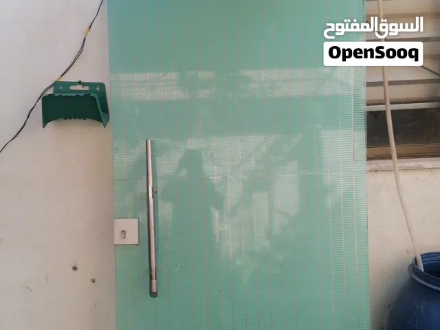 باب سكريد كامل مع اغراضو متر في مترين بس ركب قزاز عشره ملي اثقيل شي فخم جدا