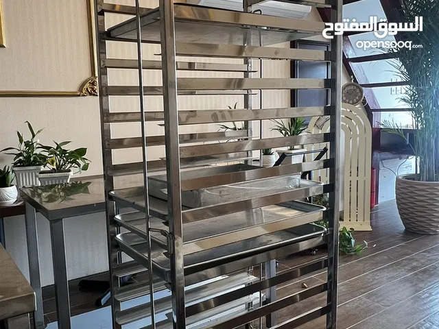 طاولات استسل و حمالة مع الصينيات للمطابخ الكبيرة للبيع 250 دينار
