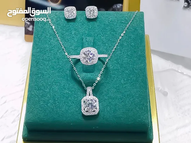 طقم مجوهرات نسائي فاخر بتصميم ملكي راقٍ - ثلاث قطع انيقة عقد + خاتم + حلق تضيف لمسة فخمة لكل اطلالة