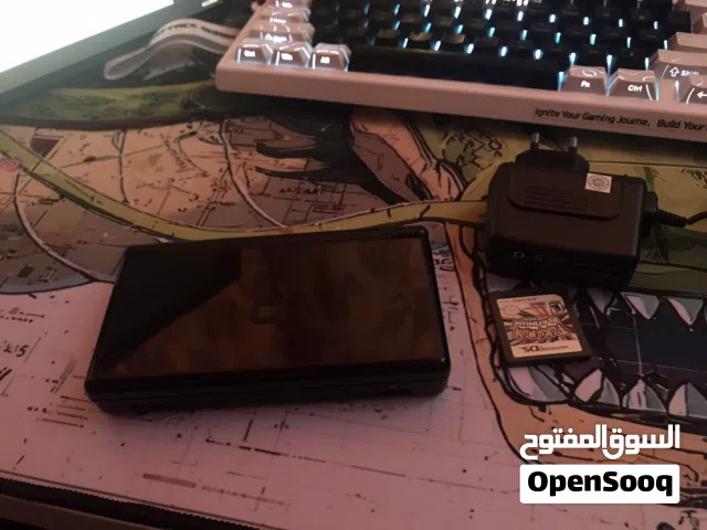 Nintendo ds lite الجهاز بحالة وكالة معو قلم و اللعبة و الشاحن