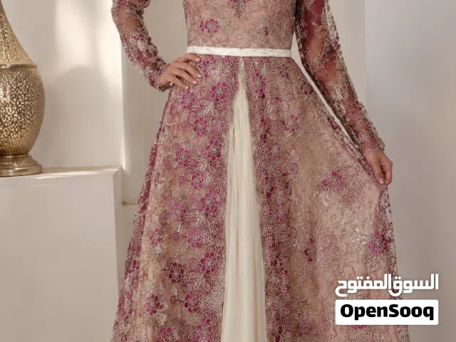 بدلة خمري مع بيج للبيع