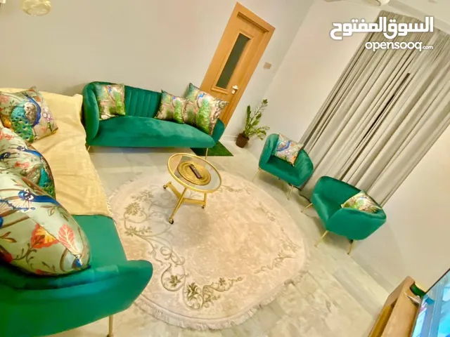 شقة جميلة مؤثثة بالكامل في الخوض (السادسة)راقية ونظية شامل الماء والإنترنت