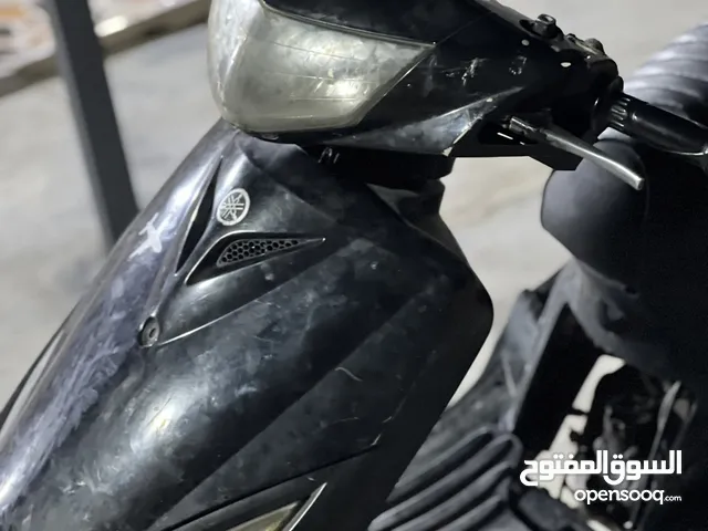 ياماها ماكس مكينة فراشه مامفتوحة سرعة 140 كلشي جديد بيها بس صالنصة بدلولها صوتها عالي عندي توصيل