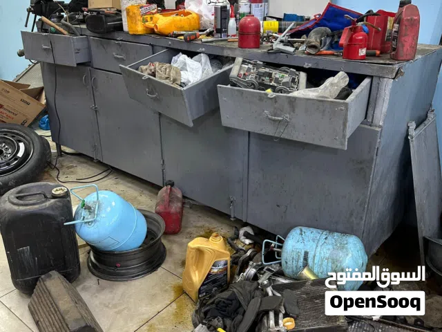 اغراض كراج كامل للبيع عدد اتنين كمبروسر وواحد مكينه تواير وباقي الاغراض موضحه في الصوره