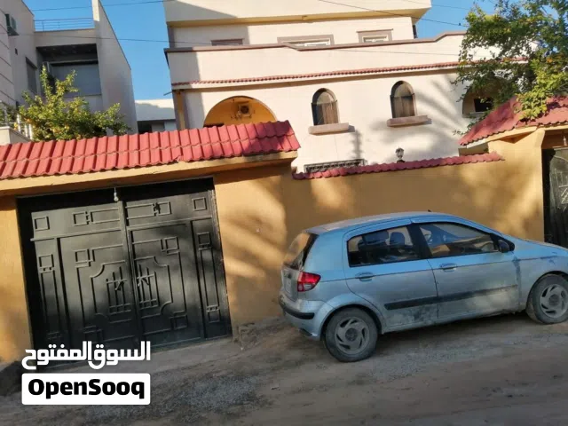 عقار من ثلاث طوابق بمنطقة عرادة بالقرب من مسجد المية الحلوة
