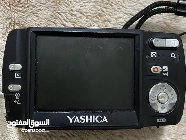 كاميرا من شركة Yashica طراز قديم