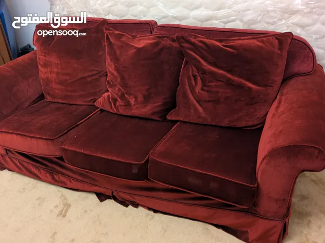كنب أحمر مخملي