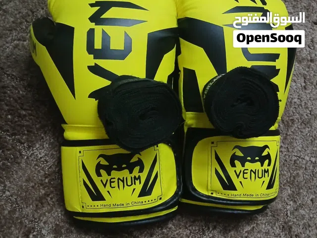 قلفزات ملاكمة حجم10 Oz  استعمال تقريبا شهر ونص للبيع ب 11 دينار قابل للمفاصلة مع باندج طول 3 متر ونص