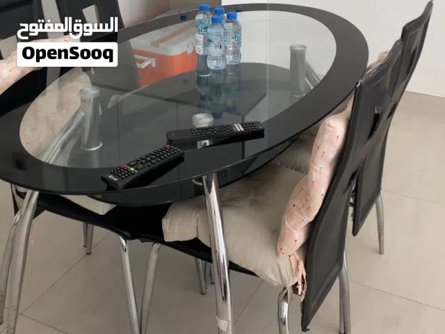 طاولة الأكل نظيفة