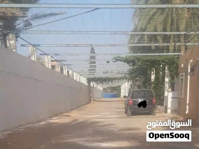 فيلا ثلاثه طوابق خدمية للايجار