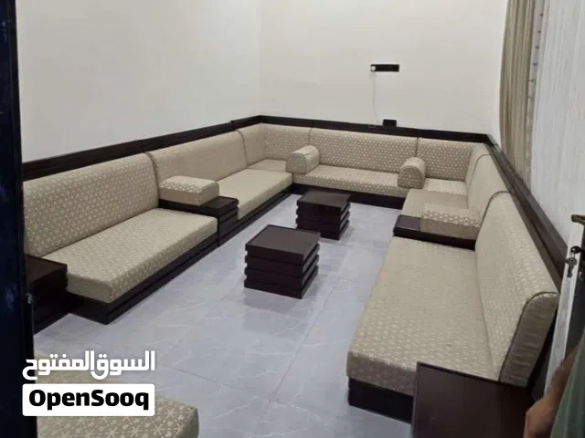 جلسات ارضيه مع 4طلباتها طولها 11متر مع تلبيسه مقاربة للون الجلسة
