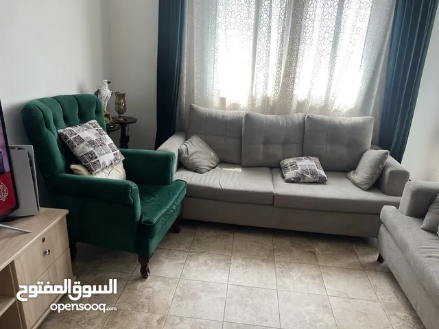 غرفة نوم تركي نظيفة ومرتبه مع كنب جلوس ثلاثي عدد2 وثنائي 1 ومفرد 2 بحالة الجديد