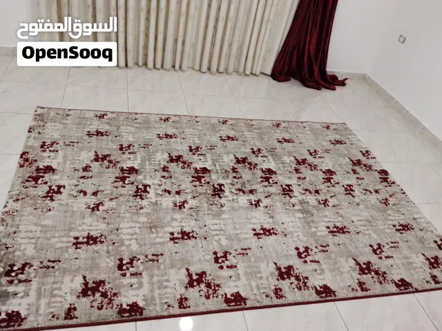 برداية قطعتين  قطعة مترين و90  والتانية قطعة طرفية  مع سجادة