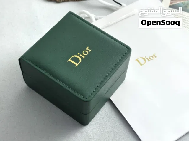 ساعة مع أسوارة كريستين ديور – أناقة فرنسية متكاملة