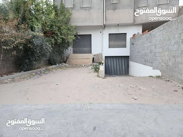 صالة ومخزن خلف مطعم الروبيان