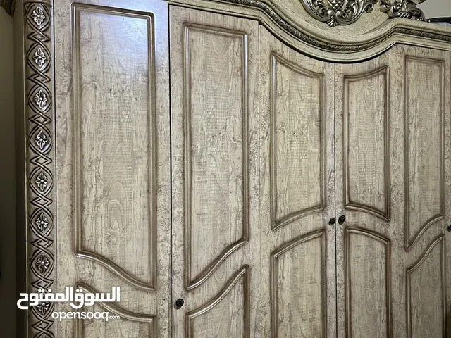 غرفة نوم ماليزي بحالة ممتازة داخليتها ممتازة جداً ووسيعة الله يبارك لصاحب النصيب