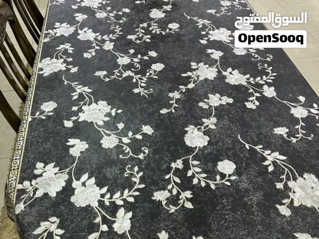 طاوله ميلزيه معها ثلث كراسي