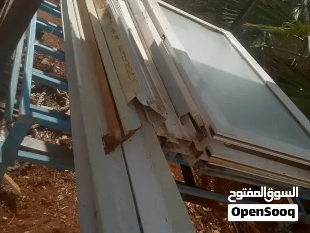 شبابيك كرفان للبيع عدد 2مع حلوقهم قواعدهم