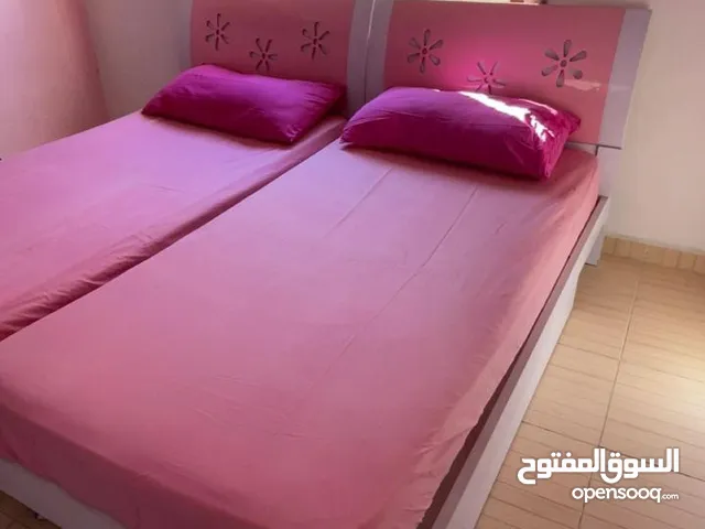 3 تخوت بناتي بدون فرشات مع 2 كومودينات