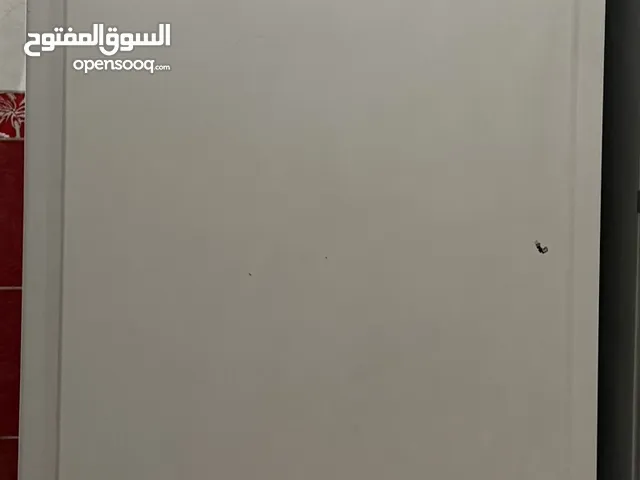 ثلاجة بيضاء جيدة