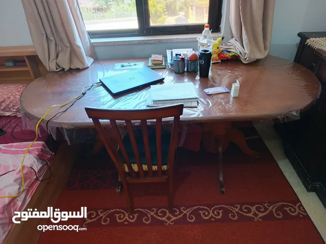 طاولة سفرة مع 5 كراسي وخشب ثقيل جدا الطاولة وتخت ثقيل جدا الخشب فقط من غير الفرشة وكوميدنا