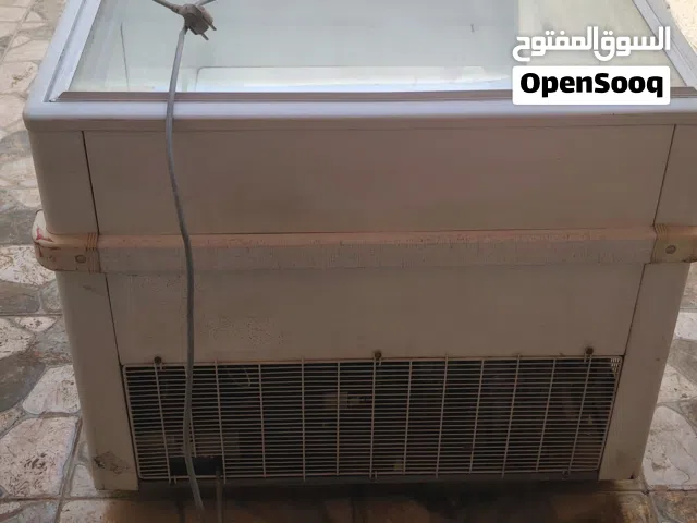 فريز عرض إيطالي شغال بحالة ممتازة استعمال اوروبي +ثلاجة عرض طويلة إيطالية بحالة ممتازة +ثلاجة عرض.
