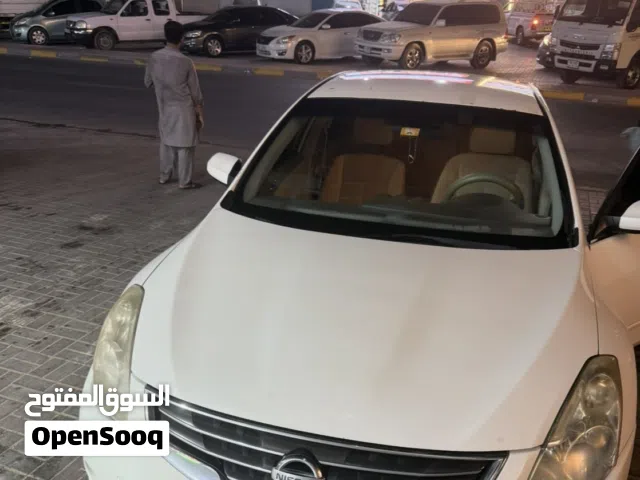 2011 نيسان التيما Standard