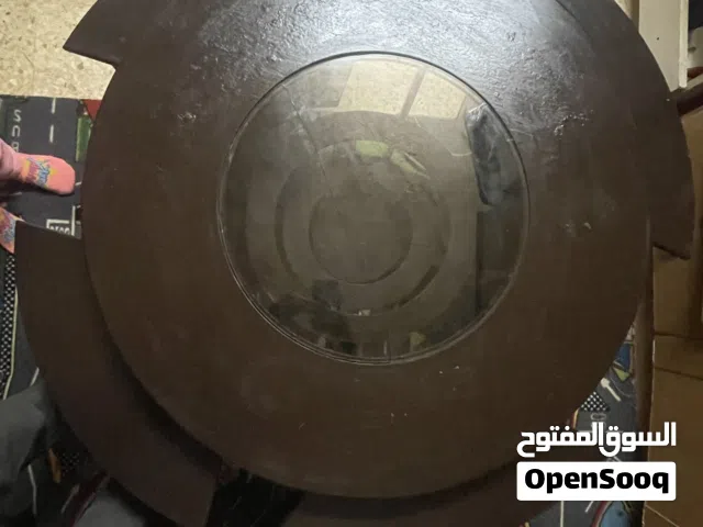 طاولة وسط  دائرية  مع توابعها بحالة ممتازة