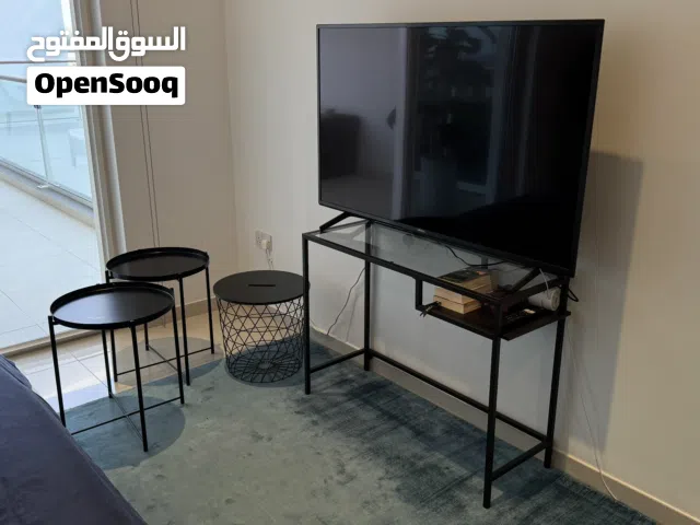 طاولة تلفزيون مع طاولتين جانبية وطاولة تخزين