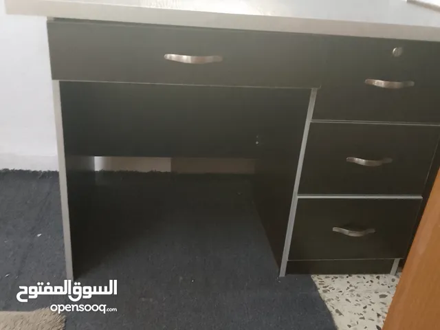 مكتب ممتاز جداً للدراسه و للكمبيوتر