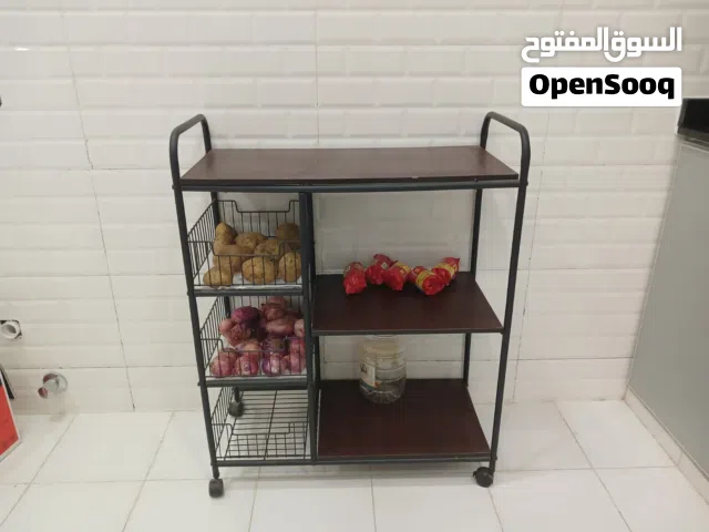 طاولة مع كرسيين تصميم أنيق للبيع يشمل العرض سلة تخزين/خضار متعددة الأدوار  مناسبة لتنظيم المطبخ