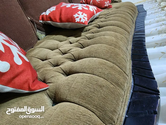 طقم كنب تفصيل وليس تجاري تم تخفيض سعره لحاجته الى صيانة بسيطة حجمه كبير جدا غير ما هو واضح بالصور
