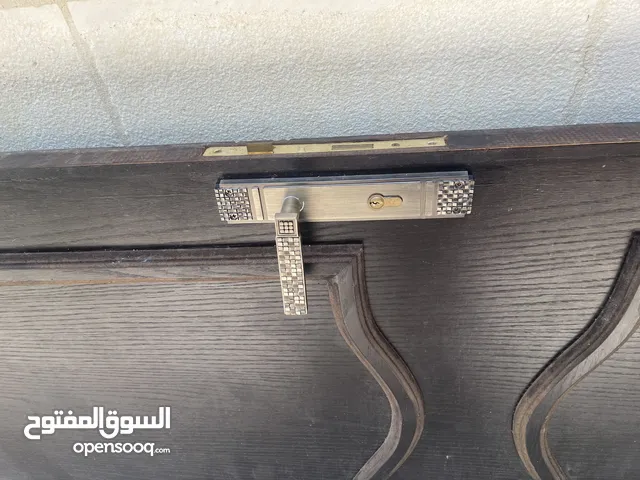 باب خشب سويد ثقيل شبه جديد