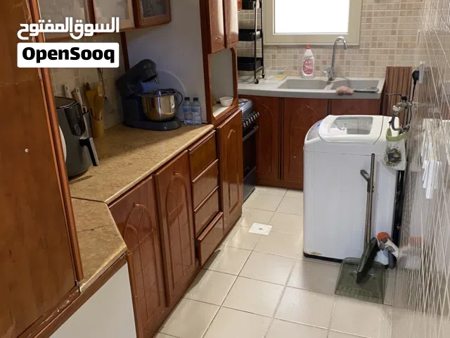 مطبخ مع اغراضه