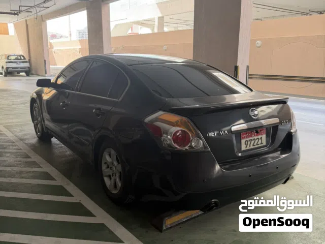 2009 نيسان التيما Standard