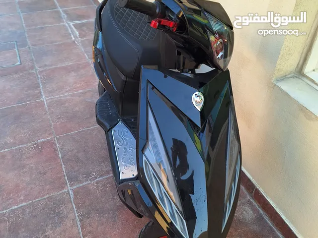 قابل للتفاوض بسعر الي بناسبنا   سكوتر مستعمل للبيع وتاريخ الصنع ما اعرفه و السي سي 350