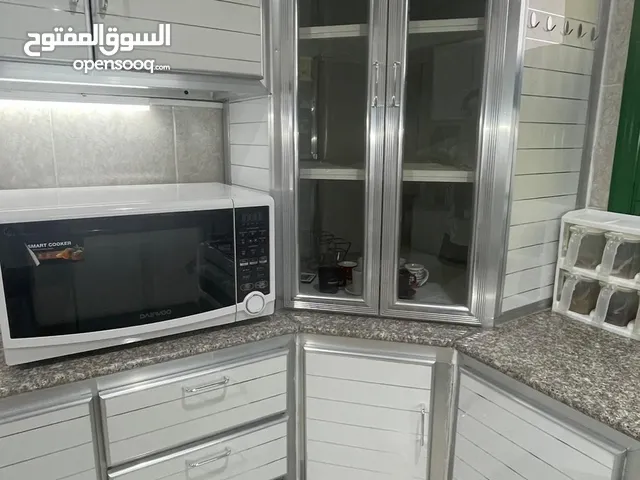 مطبخ الومنيوم مع ارفف تخزين بحاله ممتازه جدا