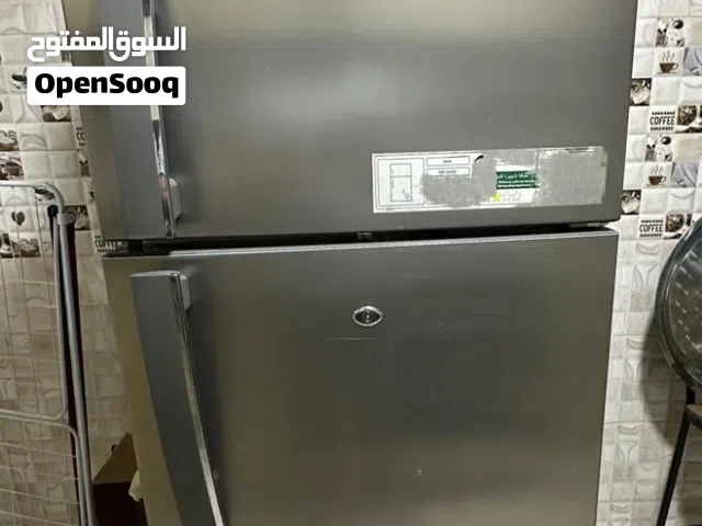 ثلاجة ذات بابين وفريزر علوي