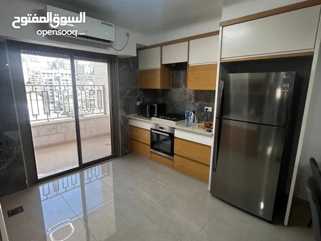 غرفة في سكن مفروش بالكامل  البيت عبارة عن ثلاث غرف نوم كل غرفة فيها شخص واحد فقط ومكيف في كل غرفة