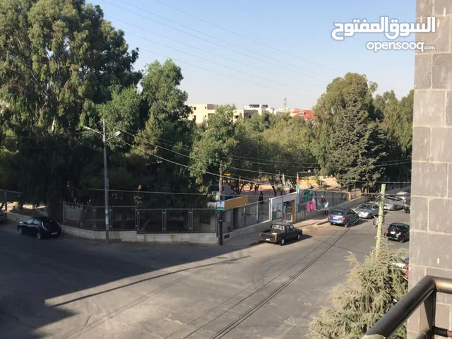 شقة مميزة للايجار في اجمل موقع بمنطقة الجندويل- مقابل حديقة الوحدة