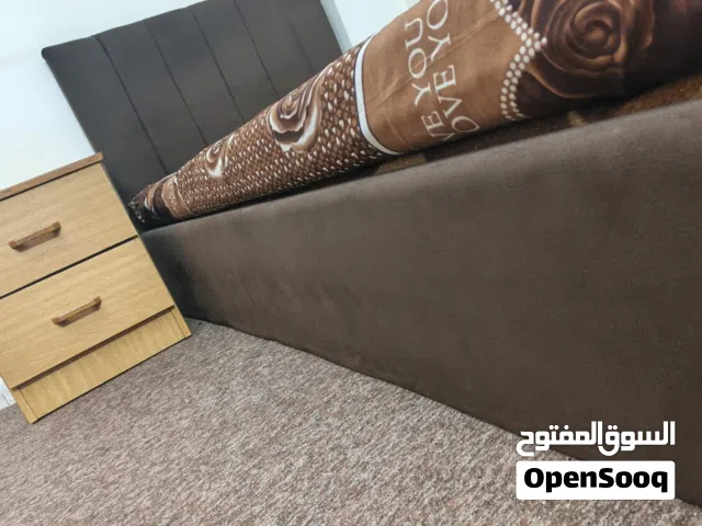 خزانه طابقين  زائد تواليت  زائد تخت مفرد خشب سلم  قماش بني زائد الطاوله يلي جنب التخت  سعر نهائي110