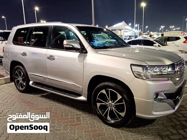 لايفوتك لاندكروزر GXR PLUS V8 مواصفات مميزة مرغوبه بقمة النظافة ومحول بلكامل 2021 من الخارج والداخل