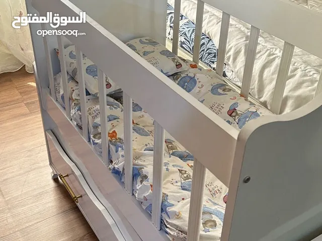 سرير طفل تركي هزاز وبي مجر لغراض ٓ مستعمل قليل لون ابيض ٓ