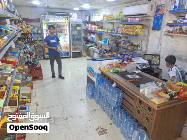 عدة ميني ماركت مع بضاعة للبيع