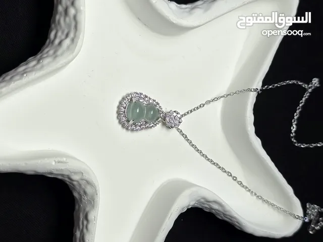 قلادة حجر ناعمة للحجز او الاستفسار راسلينا دايركت insta:haluria_store . يتوفر توصيل لجميع محافظات