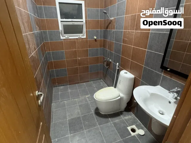 فيلا للإيجار في المعبيلة قريب الشارع السريع ومسجد الوارث