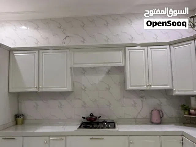 دولاب مطبخ صاج بحالة ممتازه بدون اجهزه اللون ابيض مسكات ذهبي